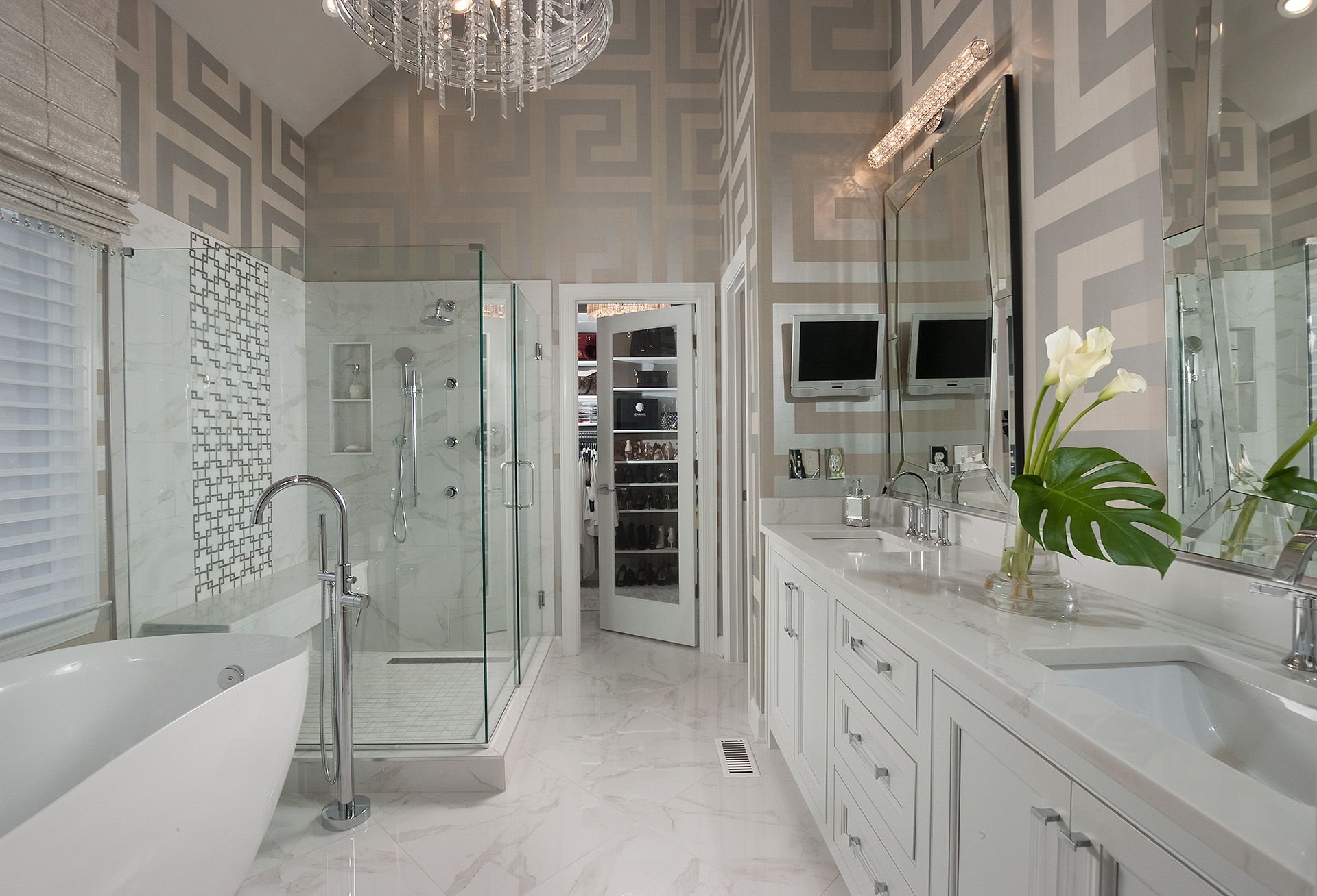 Luxurious bathroom with wallpaper